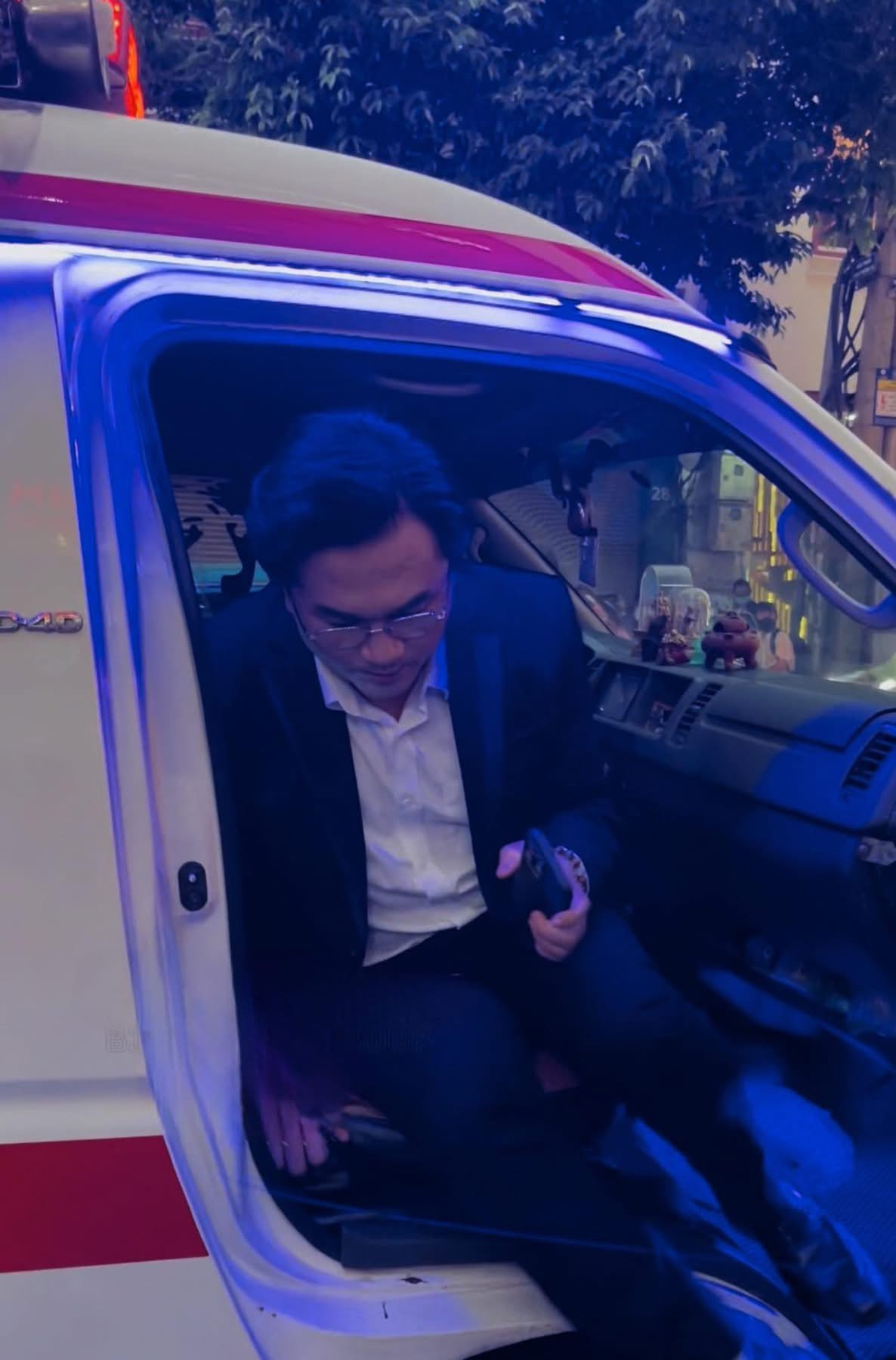 Hình ảnh nghệ sĩ tươi cười, được săn đón khi bước xuống xe cứu thương đang bật tín hiệu ưu tiên gây tranh cãi.