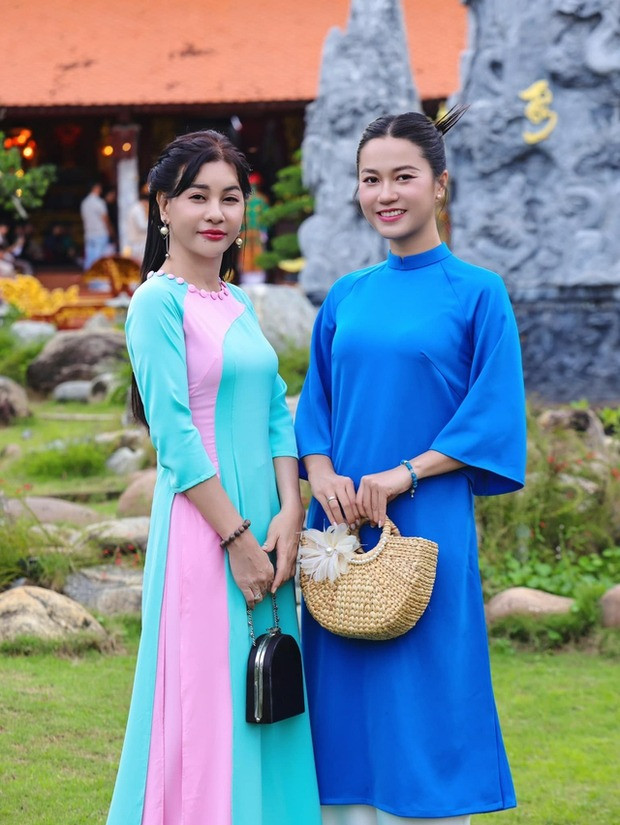 Cát Phượng và Lâm Vỹ Dạ diện áo dài truyền thống trong ngày giỗ Tổ.