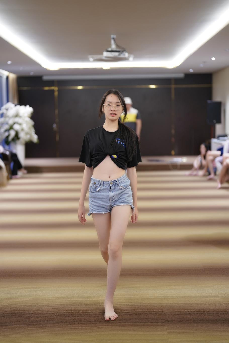 Tại buổi tập, thí sinh được yêu cầu diện trang phục thoải mái. Huấn luyện viên catwalk nhìn nhận điểm mạnh, khuyết điểm để giúp thí sinh cải thiện. Thí sinh Bùi Thảo Linh (sinh viên Đại học Ngoại Thương) khoe vòng eo 57 cm ở buổi tập. Ngoài ra, chiều cao 1,75 cm là lợi thế lớn của cô tại Hoa hậu Việt Nam 2022.