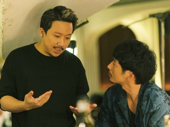 Trấn Thành chỉ Tuấn Trần diễn xuất trên phim trường Mai. Trấn Thành chỉ Tuấn Trần diễn xuất trên phim trường Mai.