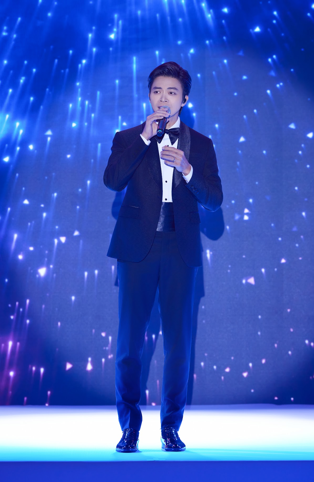 Lân Nhã xuất hiện bảnh bao. Ngoài ca khúc Niệm khúc cuối, nam ca sĩ thể được khán giả hưởng ứng với liên khúc Kaity Kaity - Vì yêu.