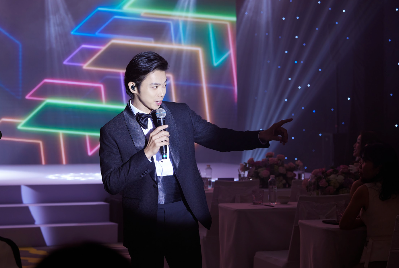 Nhiều năm qua, Lân Nhã gắn với hình tượng lịch lãm khi xuất hiện trên sân khấu.