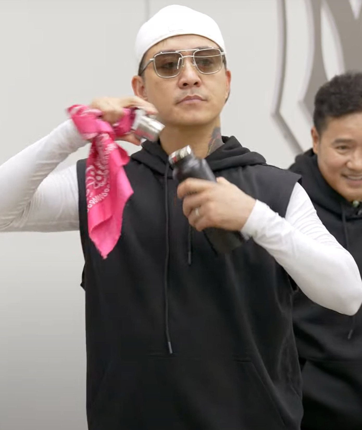 Biên đạo vào cuộc giải quyết vũ đạo khăn cho nhóm Huyền thoại. Biên đạo vào cuộc giải quyết vũ đạo khăn cho nhóm Huyền thoại.