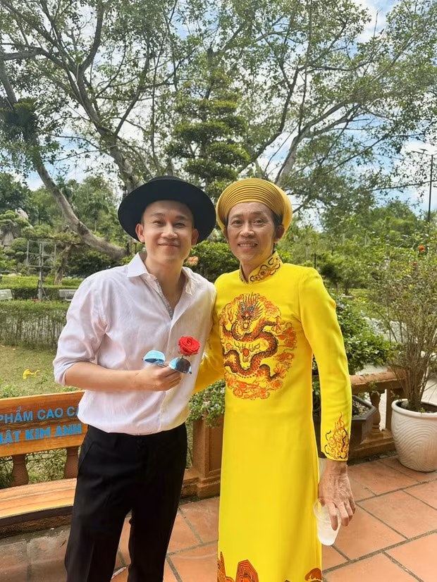 Ca sĩ Dương Triệu Vũ chụp ảnh cùng anh trai tại đền thờ Tổ.