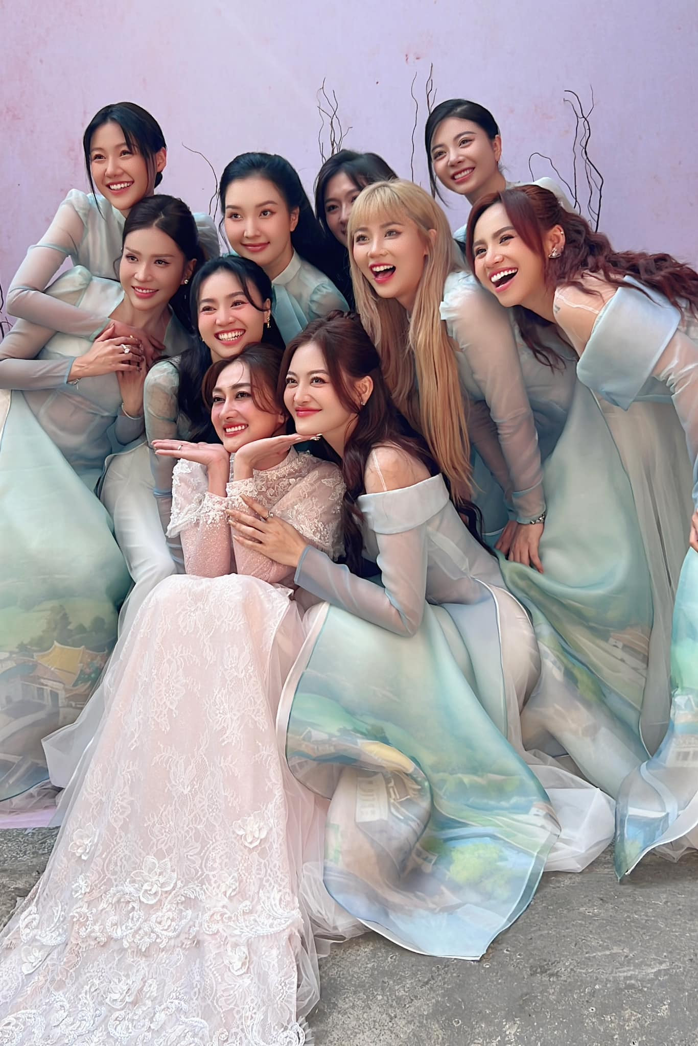 Không gian buổi lễ được trang trí kỹ lưỡng với nhiều hoa tươi, lấy màu hồng làm chủ đạo. Sau lễ ăn hỏi, Phương Lan và Phan Đạt tổ chức lễ cưới tại TP.HCM vào ngày 20/11. Cả hai công khai hẹn hò vào năm 2018. Nửa kia của diễn viên là nhân viên văn phòng nhưng sau này đã nghỉ việc để lui về làm quản lý riêng cho bạn gái. Cặp đôi đã tính đến chuyện kết hôn vào năm 2020 nhưng do ảnh hưởng của dịch bệnh nên đã tạm hoãn.