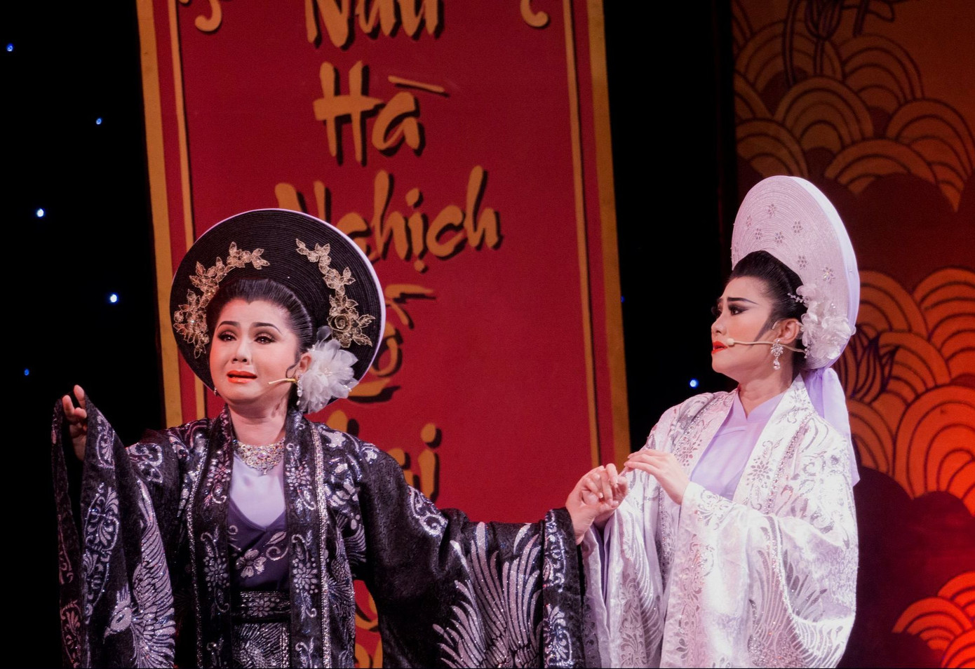 NSƯT Tú Sương - NSND Quế Trân với tạo hình Nguyên phi Ỷ Lan và Hoàng hậu Thượng Dương trong vở Câu thơ yên ngựa.