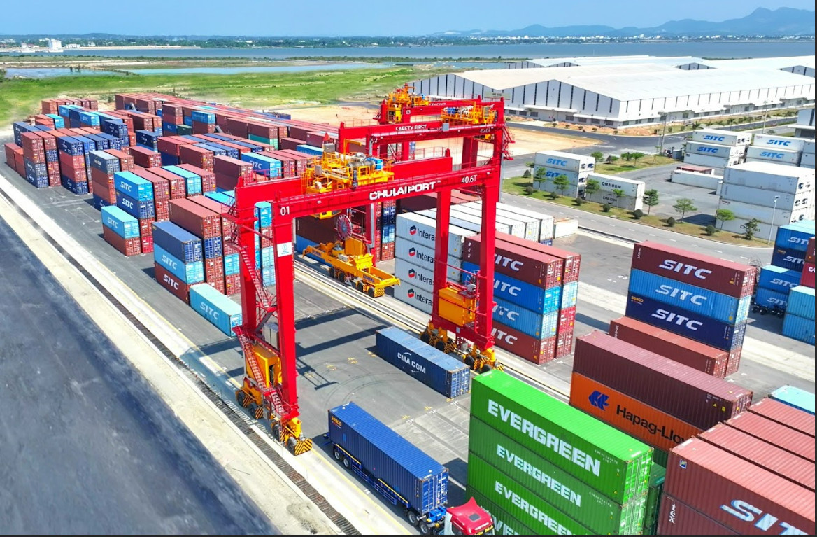 Cẩu khung RTG do THACO INDUSTRIES sản xuất có sức nâng 40 tấn.