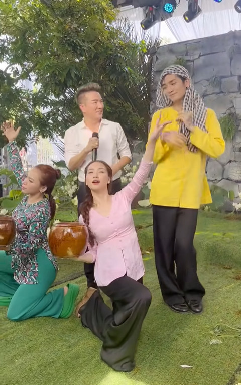 Trước khi có màn leo cây, Hòa Minzy và Ngọc Phước phụ họa múa lu cho phần trình diễn của ca sĩ Đàm Vĩnh Hưng. Màn trình diễn còn có sự góp mặt của BB Trần. Hòa Minzy được cho là nghệ sĩ chịu chơi nhất trong tiệc cưới của Puka - Gin Tuấn Kiệt. Nữ ca sĩ nói cô dự tiệc cưới với tâm thế bạn thân nên vui hết mình, bản chất con người cô là hoạt bát nên không tránh khỏi hình ảnh buồn cười xuất hiện trên mạng xã hội.