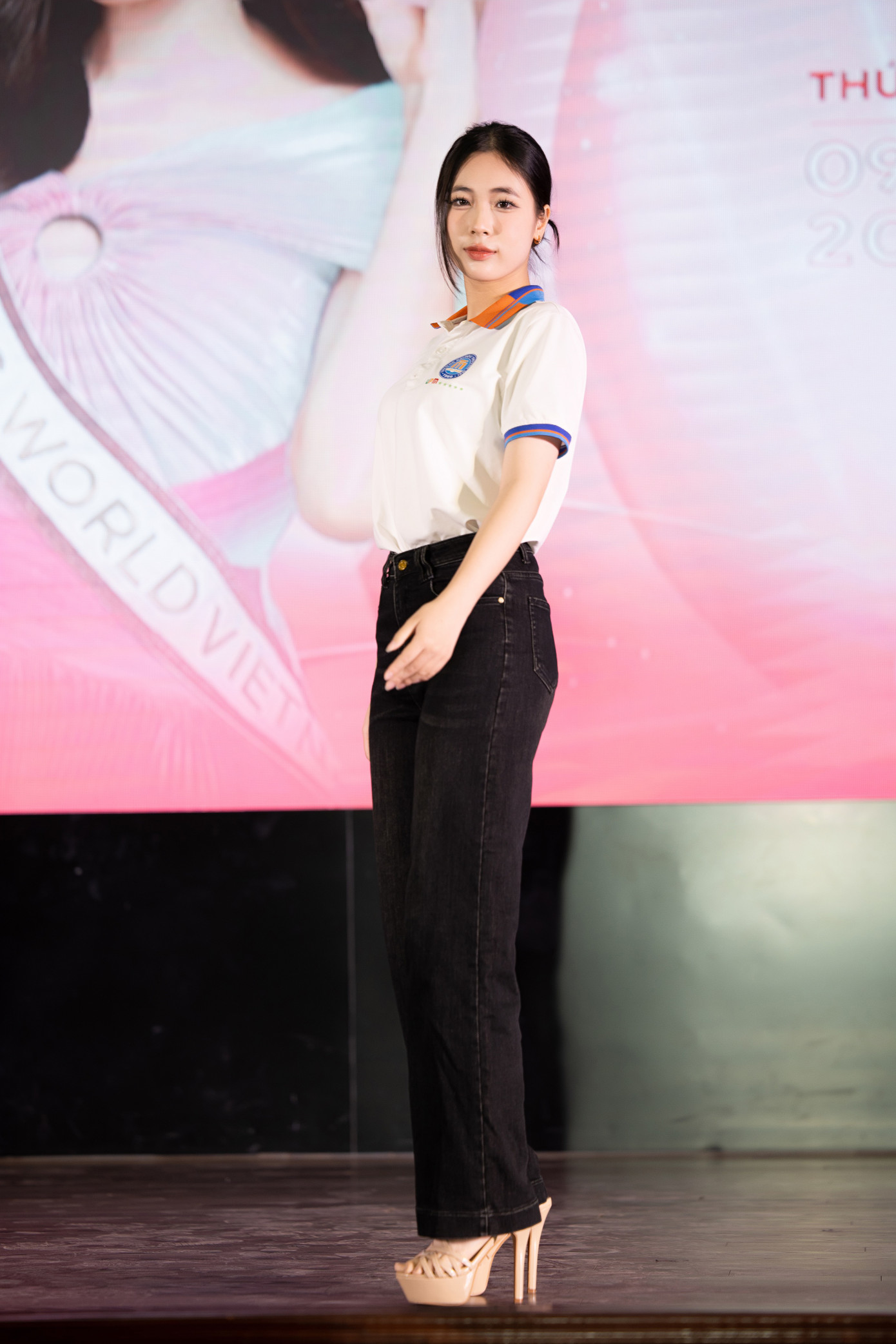 Nhiều nữ sinh có hình thể nổi bật, có hoa khôi cao đến 1,77 m, nữ sinh có chiều cao ấn tượng đến mức bị gọi là &quot;huơu cao cổ&quot;... xuất hiện tại ngày hội tuyển sinh. Câu chuyện của sinh viên, sự đa dạng về vẻ bề ngoài tạo nên bức tranh màu sắc của mùa giải Hoa hậu Việt Nam 2024.