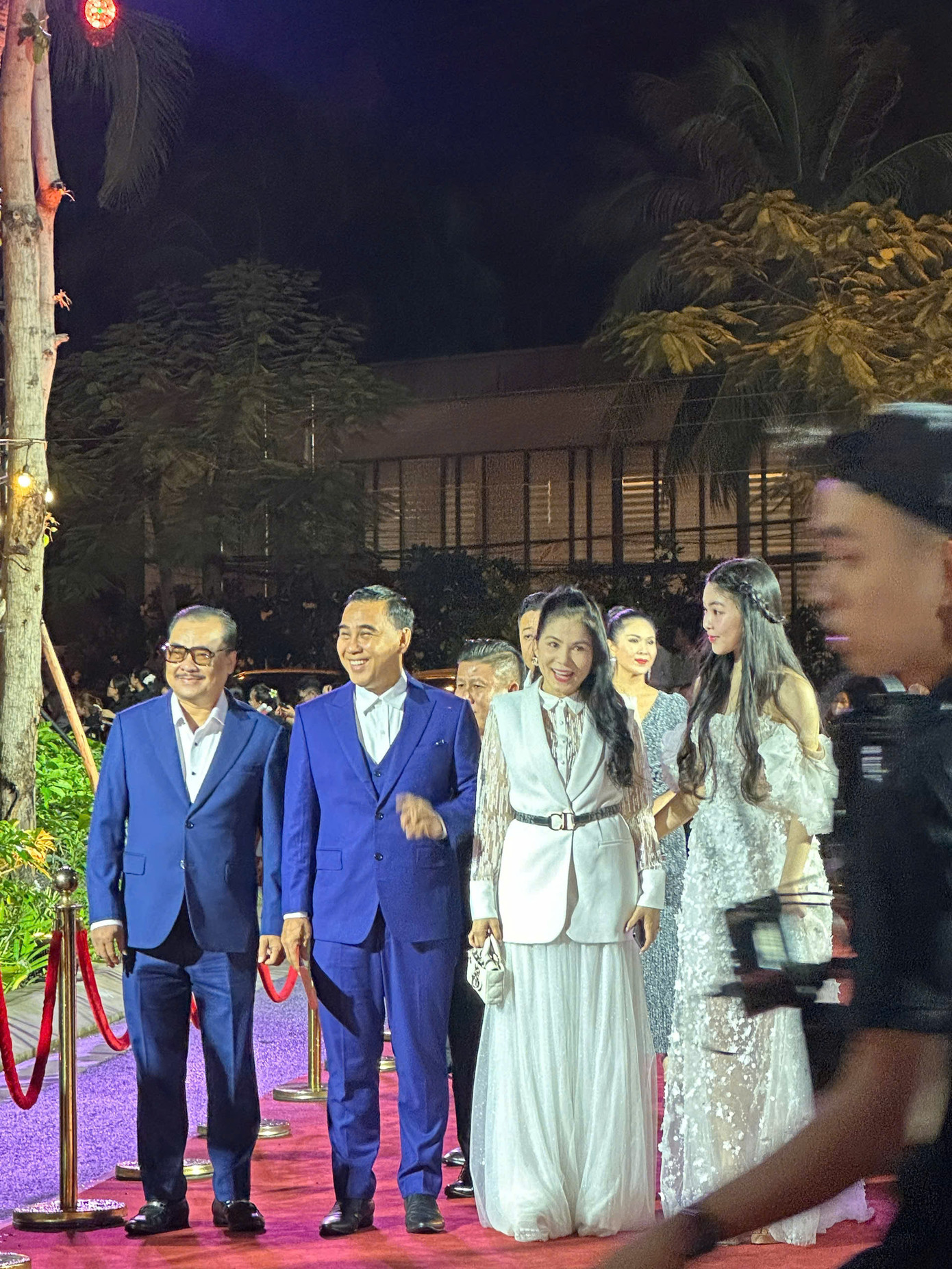 Tối 10/9, lễ trao giải Cánh diều Vàng diễn ra tại Nhà hát Đó, Nha Trang. Trước khi vào chương trình chính, nhiều nghệ sĩ xuất hiện trên thảm đỏ. Trong ảnh, Quyền Linh mặc vest lịch lãm dự thảm đỏ cùng doanh nhân Dạ Thảo. Nam diễn viên đồng thời đưa con gái 17 tuổi đến chương trình.