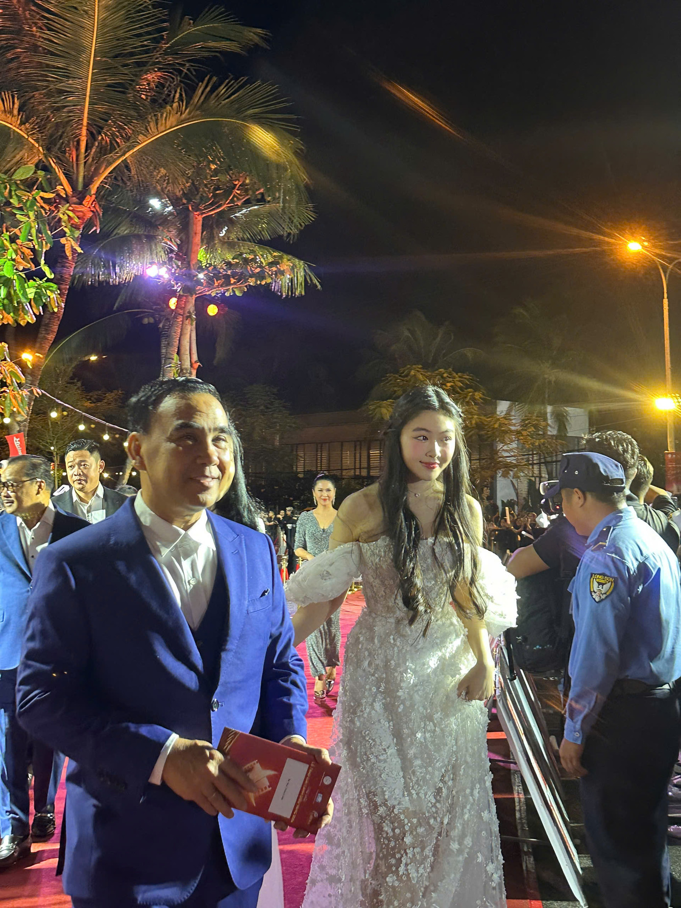 Trên thảm đỏ, Lọ Lem gây ấn tượng khi diện váy trễ vai. Cô đến ủng hộ Quyền Linh, nam chính phim Hai Muối đang tranh giải Cánh diều 2024.