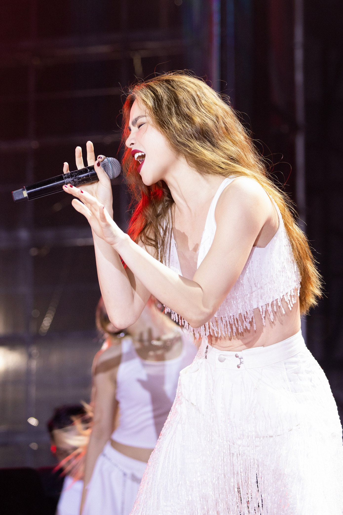 Đêm nhạc Trẻ Concert diễn ra tại Đại học Hutech, TP Thủ Đức, TPHCM tối 30/6. Hồ Ngọc Hà là khách mời đặc biệt của chương trình. Cô xuất hiện trong bộ trang phục tua rua, phong cách gợi cảm và biểu diễn sung trước hàng trăm bạn trẻ.