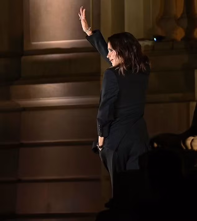 Victoria Beckham chào khán giả sau khi ra mắt thành công bộ sưu tập mới tại Tuần lễ Thời trang Paris. Khoảng 3 năm trở lại đây, nhà thiết kế thời trang người Anh thường xuyên ra mắt bộ sưu tập tại Pháp.
