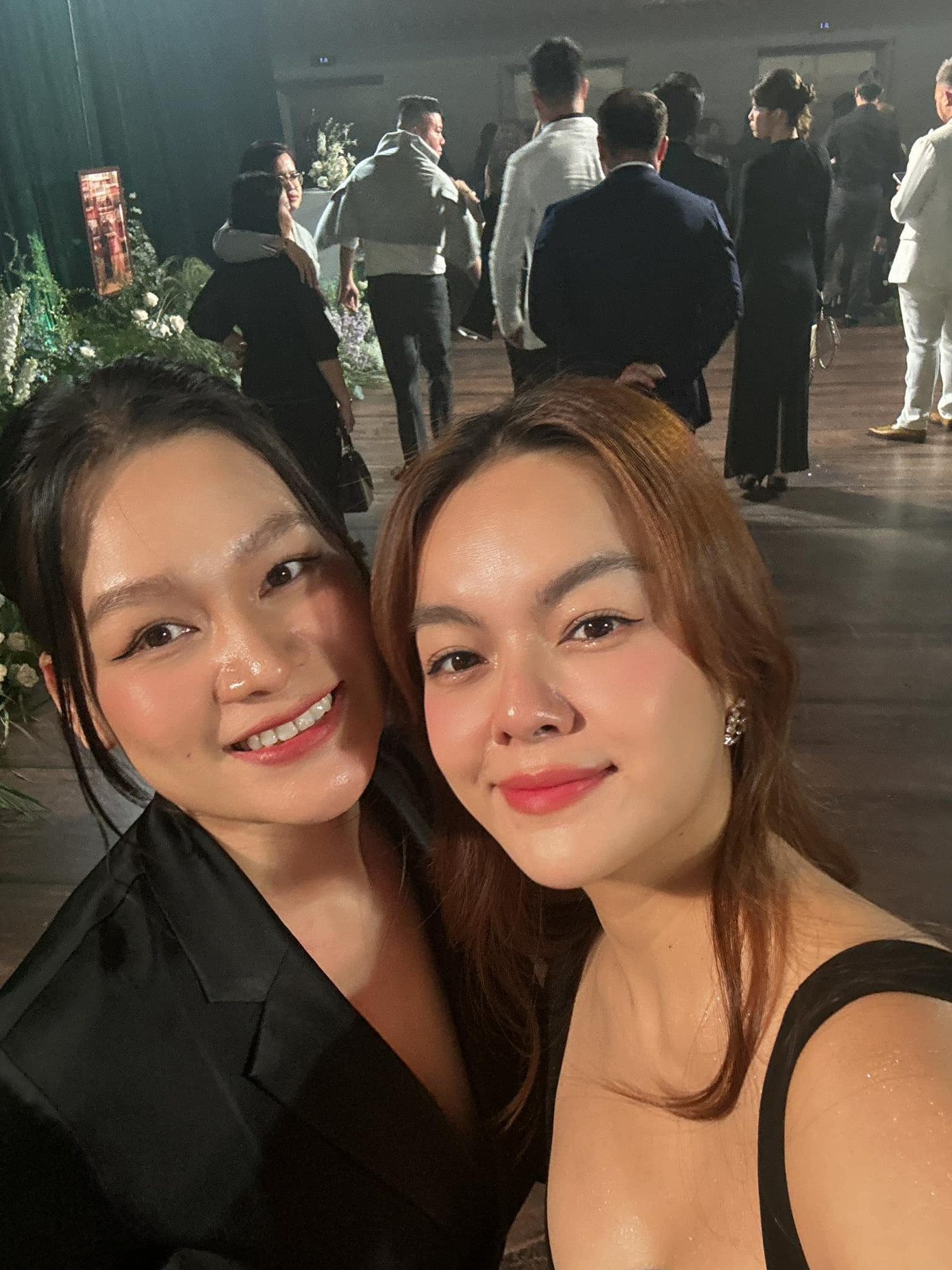 Ngoài ra, Phạm Quỳnh Anh đăng ảnh chụp cùng vợ chồng Nhã Phương - Trường Giang và Đông Nhi - Ông Cao Thắng tại tiệc cưới. "Chúc mừng em tìm được người bạn đời có thể bù đắp mất mát, mẹ trên cao chắc sẽ hạnh phúc khi chứng kiến con gái rạng rỡ và được yêu thương bởi người đàn ông tử tế", Phạm Quỳnh Anh viết.