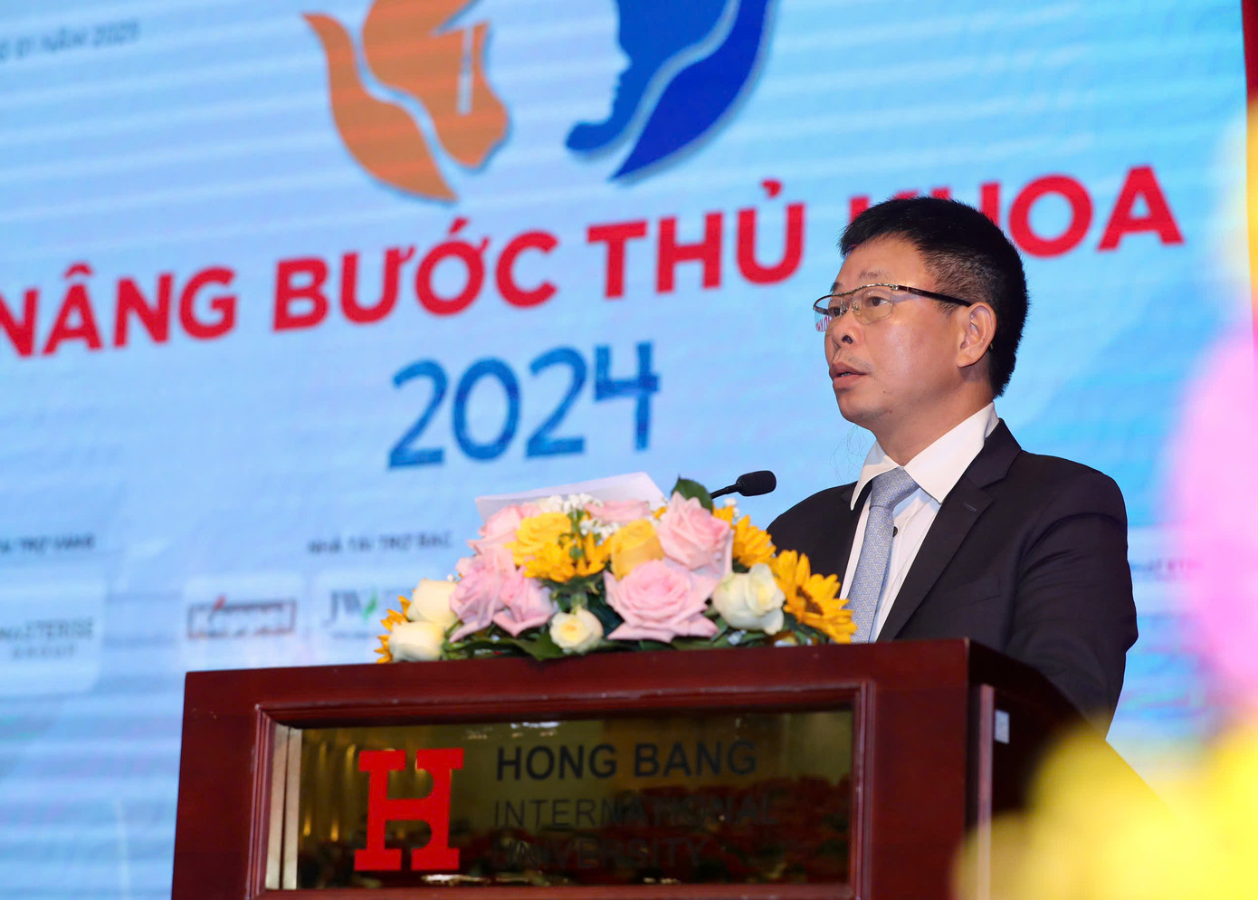 Nhà báo Phùng Công Sưởng - Tổng biên tập báo Tiền Phong - phát biểu tại lễ trao học bổng.