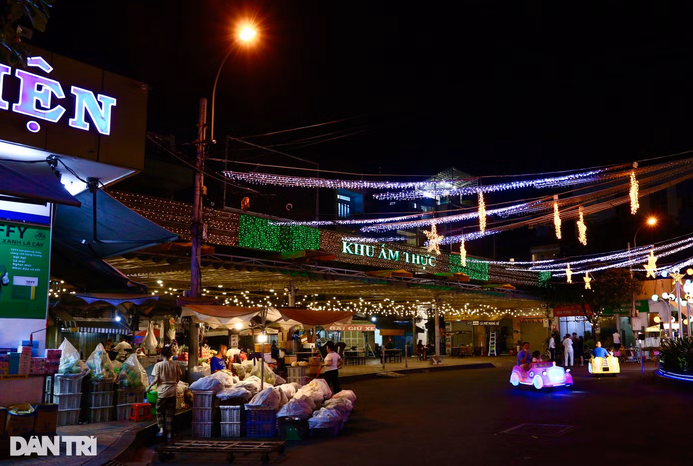 Khu ẩm thực thuộc phố Kỳ Đài Quang Trung. Ảnh: Ngọc Ngân.