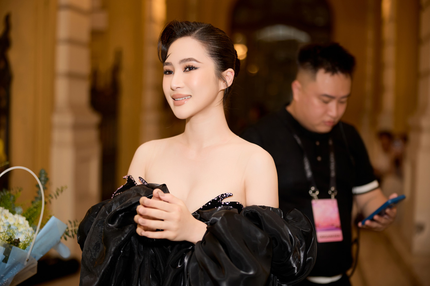 Hương Tràm nói thêm rằng chương trình có ý nghĩa đặc biệt trong chặng đường nghệ thuật của cô. &quot;Đây là đêm nhạc đánh dấu sự trở lại của tôi sau 5 năm chia tay khán giả sang Mỹ. Tôi và ê-kíp chuẩn bị nhiều điều đặc biệt và bất ngờ cho người hâm mộ nhưng lại gặp tình trạng thời tiết thế này&quot;, nữ ca sĩ chia sẻ.