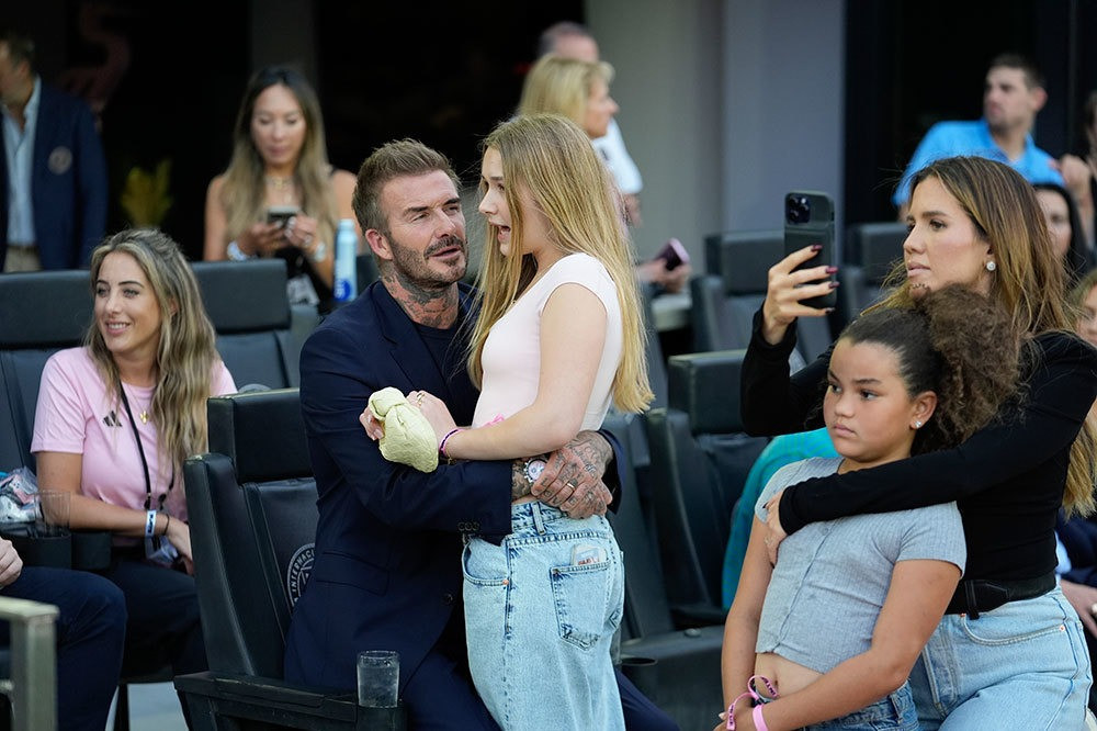 Ngày 2/6, Beckham đưa con gái đến sân nhà Chase theo dõi trận Inter Miami gặp St. Louis tại giải vô địch MLS. Khoảnh khắc chủ tịch CLB Inter Miami ôm Harper Beckham được truyền thông quốc tế chú ý. Ngày 2/6, Beckham đưa con gái đến sân nhà Chase theo dõi trận Inter Miami gặp St. Louis tại giải vô địch MLS. Khoảnh khắc chủ tịch CLB Inter Miami ôm Harper Beckham được truyền thông quốc tế chú ý.
