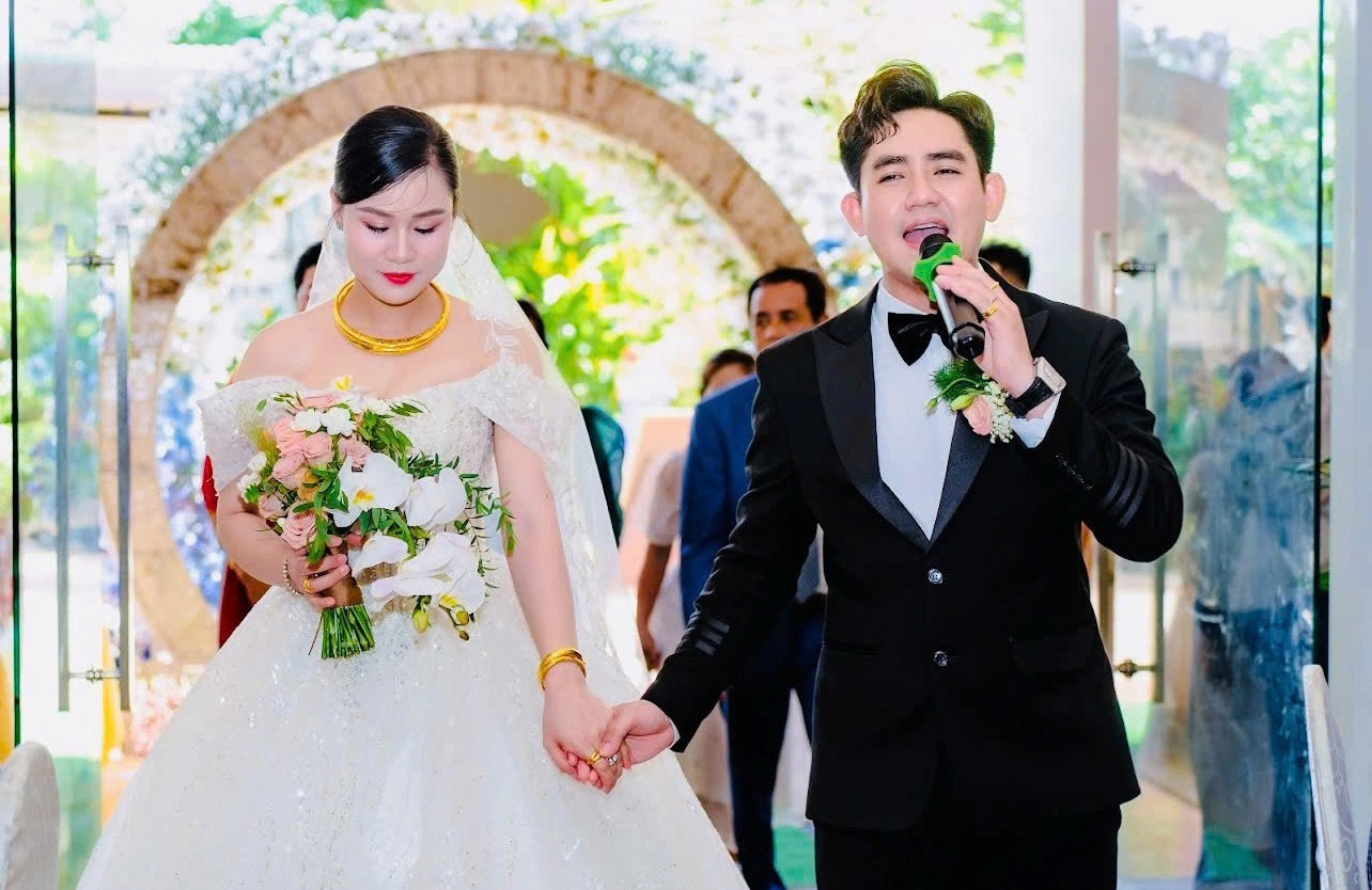 Ca sĩ Đinh Kiến Phong tổ chức lễ đính hôn với Linh Lan hồi tháng 7. Ca sĩ Đinh Kiến Phong tổ chức lễ đính hôn với Linh Lan hồi tháng 7.