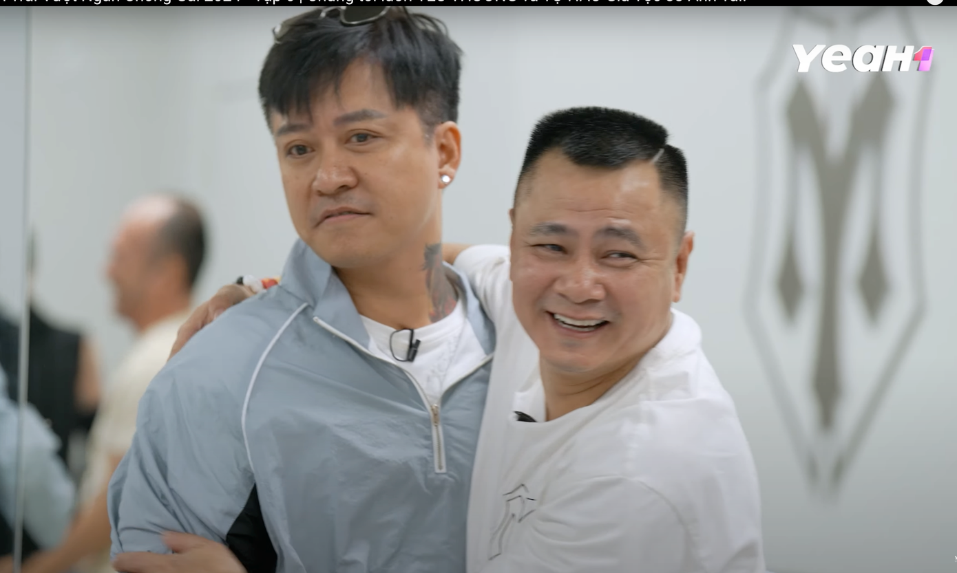 Khoảnh khắc ôm nhau làm hòa của NSND Tự Long và Tuấn Hưng.