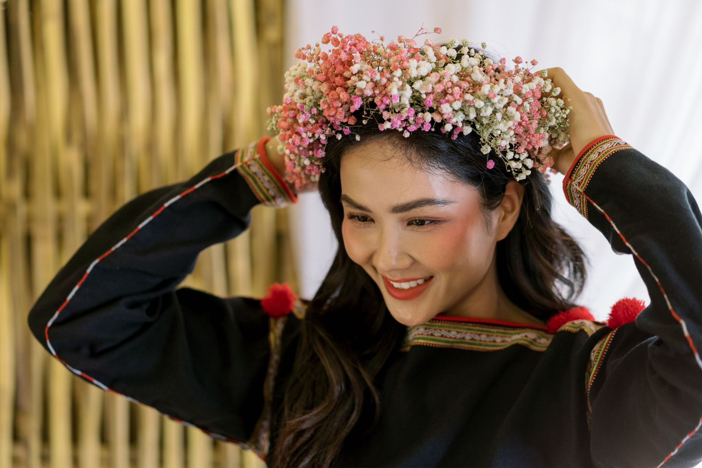 Mấn cưới của H&apos;Hen Niê được kết bằng những bông hoa baby. Khán giả gọi H&apos;Hen Niê là hoa hậu giản dị nhất khi làm cô dâu.