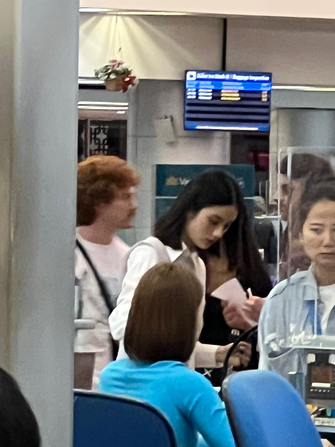 Ý Nhi tại sân bay quốc tế Tân Sơn Nhất. Ý Nhi tại sân bay quốc tế Tân Sơn Nhất.