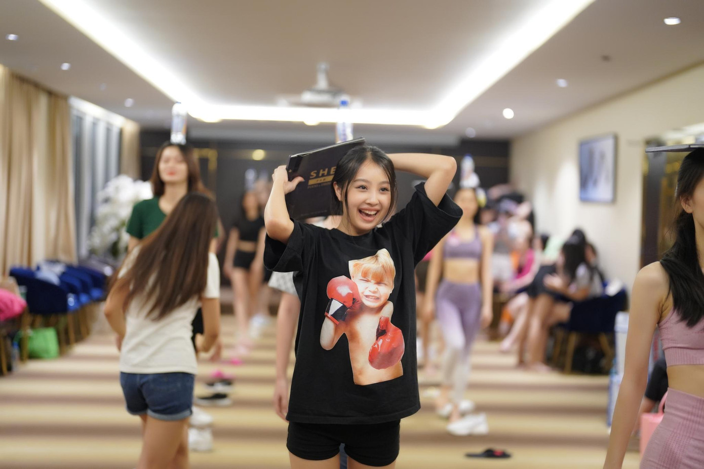 Giáng My - một trong 6 thí sinh 18 tuổi ở Hoa hậu Việt Nam - trong khoảnh khắc không giữ được sổ đội đầu khi catwalk. Giáng My - một trong 6 thí sinh 18 tuổi ở Hoa hậu Việt Nam - trong khoảnh khắc không giữ được sổ đội đầu khi catwalk.