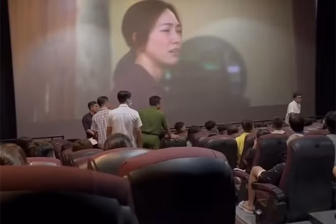Đoàn thanh tra kiểm tra đột xuất cụm rạp Cinestar Quốc Thanh (quận 1, TP.HCM).