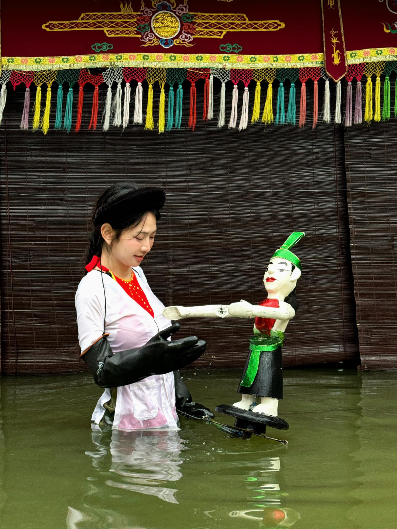 Diễn viên Lê Bống khoe loạt ảnh hậu trường múa rối nước tại Khu di tích lịch sử Đền Hùng. Cô đến biểu diễn với tư cách diễn viên của Đoàn nghệ thuật tỉnh Phú Thọ. "Giữa vùng đất linh thiêng Phú Thọ, có hồ nước bình dị mang tên Khuôn Muồi phát triển loại hình nghệ thuật vẫn hiện hữu và trường tồn theo năm tháng mang tên rối nước. Chỉ với vài sợi dây, vài thanh gỗ, nghệ sĩ đã thổi hồn vào từng con rối", Lê Bống ca ngợi bộ môn nghệ thuật truyền thống.