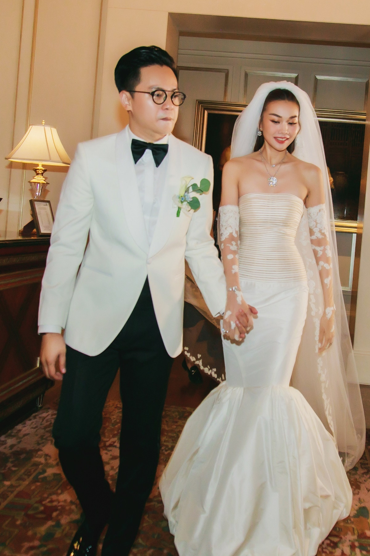 Trước đó, trong tiệc cưới, nhạc trưởng Nhật Minh hát tặng cô dâu và quan khách ca khúc Mảnh ghép của hai giấc mơ để khai tiệc. Trong video đăng trên mạng xã hội, chồng Thanh Hằng nói: &quot;Tôi nhiều lần đứng trên sân khấu lớn nhưng hôm nay vẫn rất run. Lần đầu tôi vừa đệm đàn vừa hát nhưng chắc không có dịp khác nữa. Xin mọi người luôn yêu thương vợ chồng tôi&quot;.