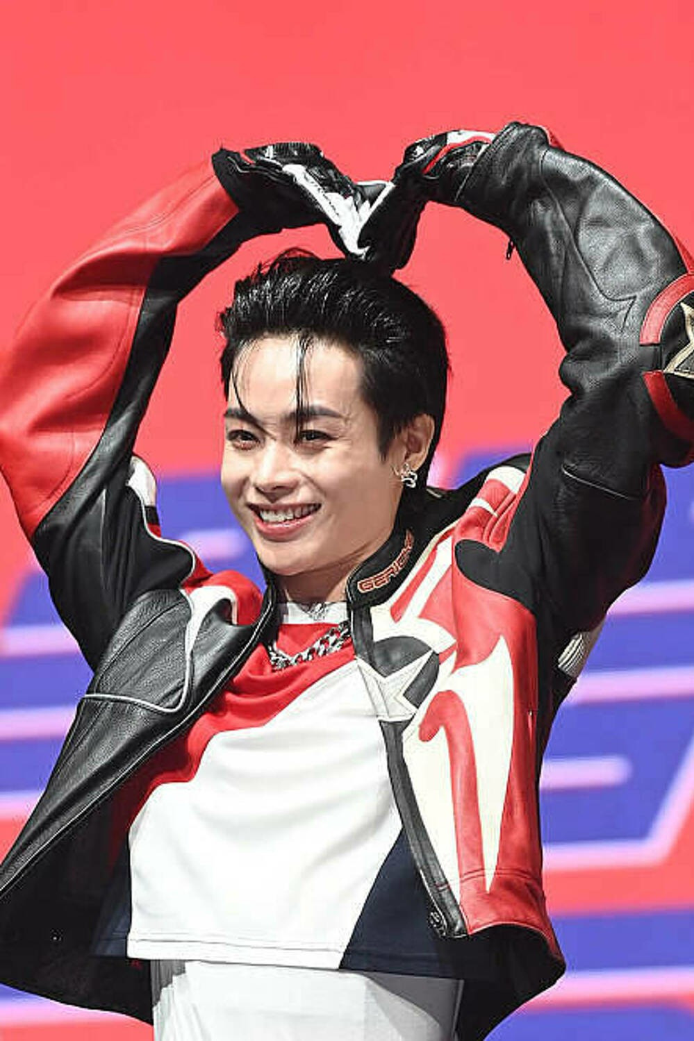 Hanbin tại showcase Into the Storm.