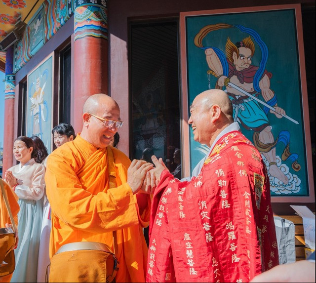 Thầy Kim Do - Won - Trụ trì chùa Đại Tinh hoan hỉ khi gặp thầy Thích Trúc Thái Minh và các chư tăng đến từ Việt Nam.