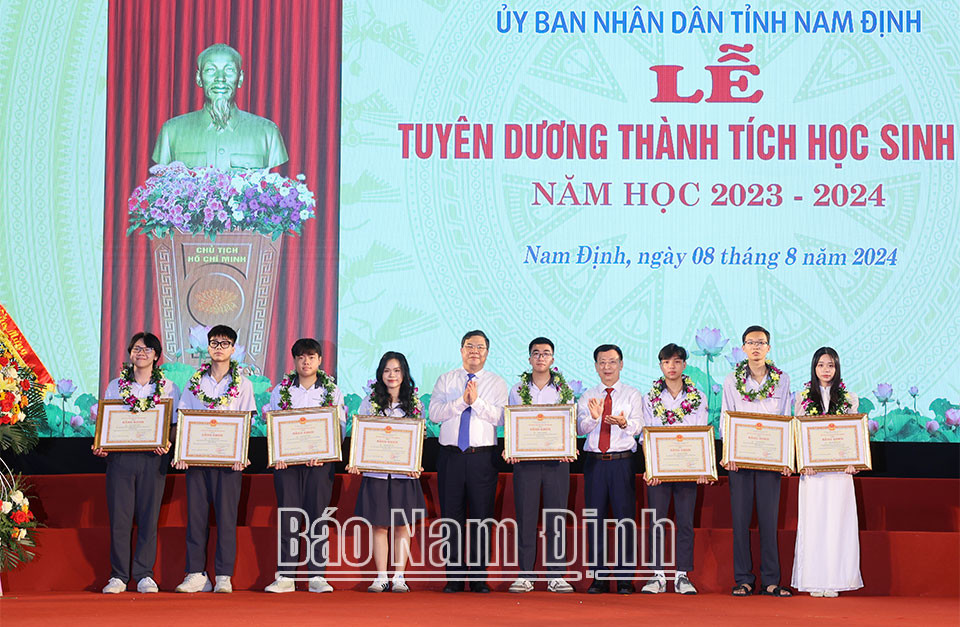 Đồng chí Bí thư Tỉnh ủy Phạm Gia Túc và đồng chí Chủ tịch UBND tỉnh Phạm Đình Nghị tặng Bằng khen cho học sinh đạt giải Nhất Kỳ thi chọn học sinh giỏi quốc gia năm học 2023-2024 và học sinh Thủ khoa toàn quốc tổ hợp khối C00 Kỳ thi tốt nghiệp THPT năm 2024. Đồng chí Bí thư Tỉnh ủy Phạm Gia Túc và đồng chí Chủ tịch UBND tỉnh Phạm Đình Nghị tặng Bằng khen cho học sinh đạt giải Nhất Kỳ thi chọn học sinh giỏi quốc gia năm học 2023-2024 và học sinh Thủ khoa toàn quốc tổ hợp khối C00 Kỳ thi tốt nghiệp THPT năm 2024.