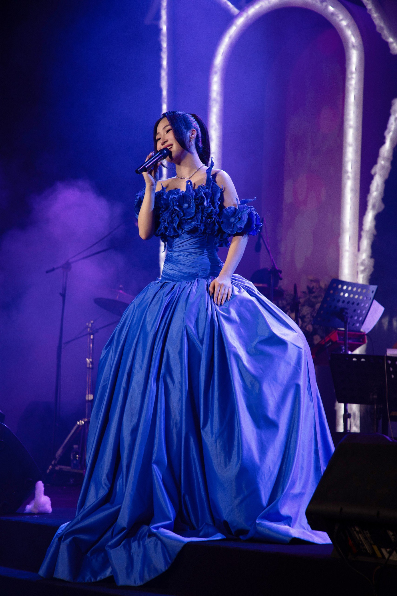 Trong phần hai, Hương Tràm thể hiện loạt ca khúc về tình yêu như Anh, thế giới và em, Anh với em là mãi mãi, Yêu nhau còn biết sợ gì. Cô tiết chế vocal, thể hiện sự day dứt khi thể hiện nhạc ballad. Trong phần hai, Hương Tràm thể hiện loạt ca khúc về tình yêu như Anh, thế giới và em, Anh với em là mãi mãi, Yêu nhau còn biết sợ gì. Cô tiết chế vocal, thể hiện sự day dứt khi thể hiện nhạc ballad.