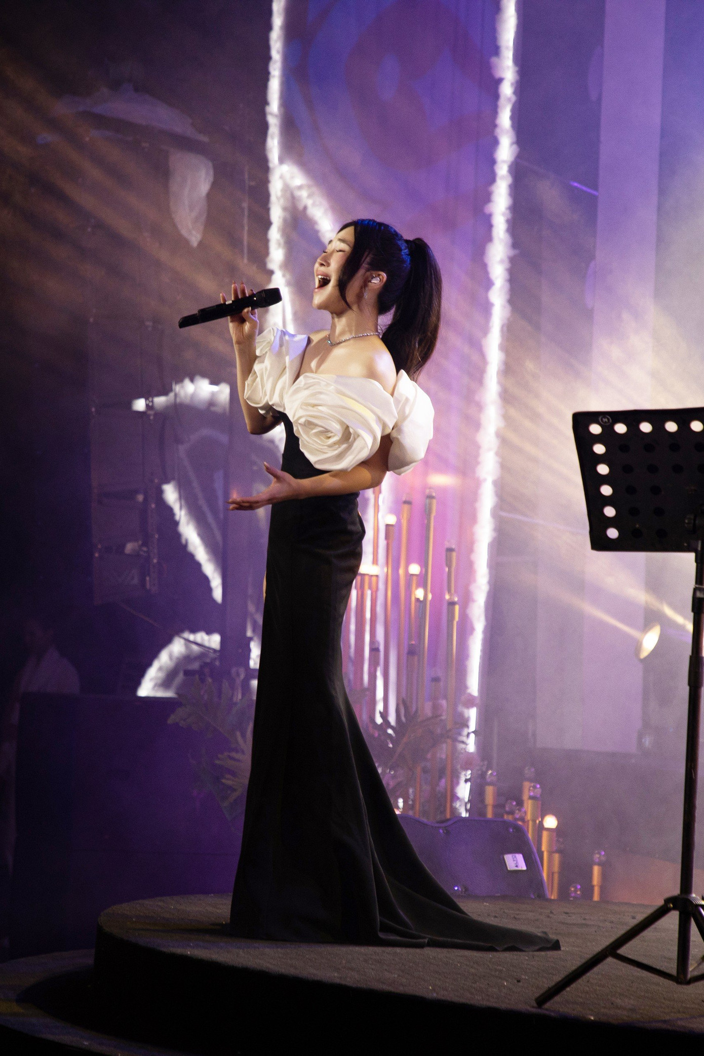 Hương Tràm chia sẻ với nhiều người, 5 năm là quãng thời gian không quá dài, nhưng đủ để cô nhận ra nhiều điều. "Với tôi, 5 năm đủ dài để biết được rằng tôi ra đi vì ai và trở về vì ai. Cảm ơn quý vị và đồng nghiệp đến đây hôm nay. Cảm ơn người hâm mộ cho tôi biết định mệnh của tôi là đi hát", Hương Tràm nói. Hương Tràm chia sẻ với nhiều người, 5 năm là quãng thời gian không quá dài, nhưng đủ để cô nhận ra nhiều điều. "Với tôi, 5 năm đủ dài để biết được rằng tôi ra đi vì ai và trở về vì ai. Cảm ơn quý vị và đồng nghiệp đến đây hôm nay. Cảm ơn người hâm mộ cho tôi biết định mệnh của tôi là đi hát", Hương Tràm nói.