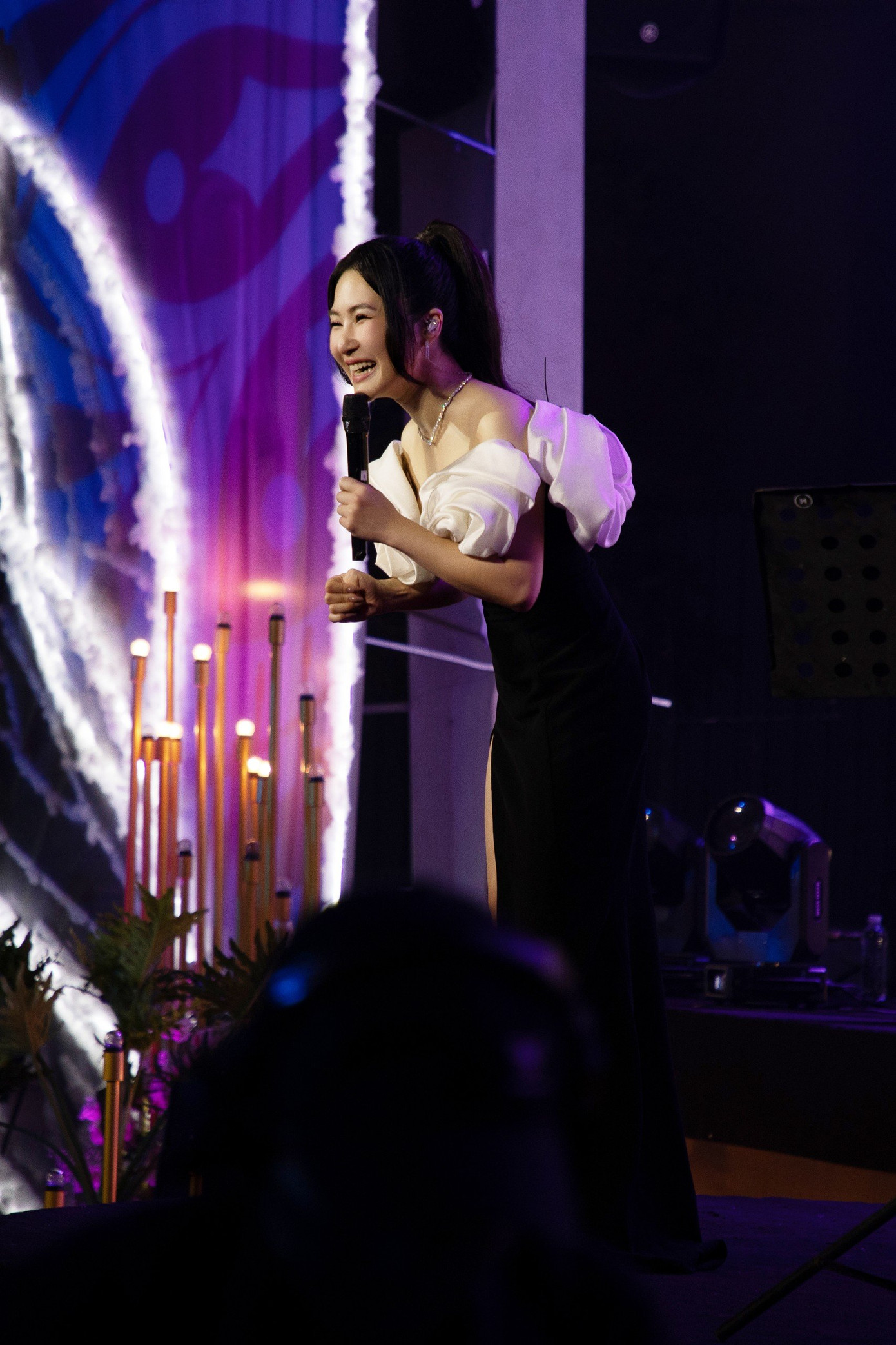 Trong đêm nhạc, cô được khen ngợi về chất giọng, phong cách trình diễn. Từ việc da diết, sâu lắng với Cánh hoa tàn, cô chuyển sang nhẹ nhàng với Sweet Home. Hương Tràm trở về hình tượng vocalist khi khoe giọng với bản hit Anh của Hồ Quỳnh Hương. Trong đêm nhạc, cô được khen ngợi về chất giọng, phong cách trình diễn. Từ việc da diết, sâu lắng với Cánh hoa tàn, cô chuyển sang nhẹ nhàng với Sweet Home. Hương Tràm trở về hình tượng vocalist khi khoe giọng với bản hit Anh của Hồ Quỳnh Hương.