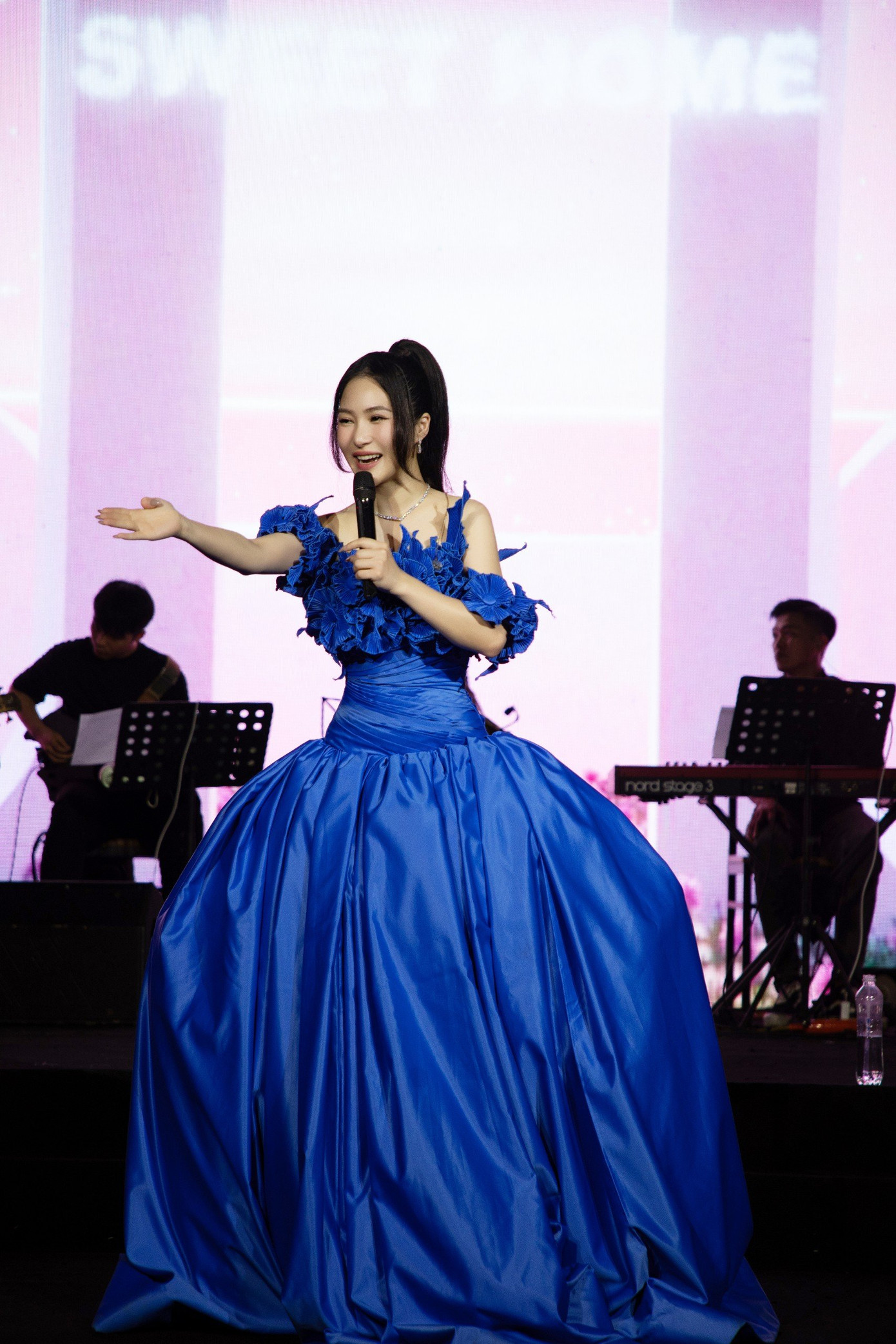 Trong phần ba, Hương Tràm hát ca khúc mới Chỉ mình anh đi xa, Yếu đuối vẫn chưa về, Sweet Home, kèm loạt mashup như Tacòn thuộc về nhau, Cánh hoa tàn, Duyên mình lỡ, Ra là em đâu quá mong manh... Trong phần ba, Hương Tràm hát ca khúc mới Chỉ mình anh đi xa, Yếu đuối vẫn chưa về, Sweet Home, kèm loạt mashup như Tacòn thuộc về nhau, Cánh hoa tàn, Duyên mình lỡ, Ra là em đâu quá mong manh...