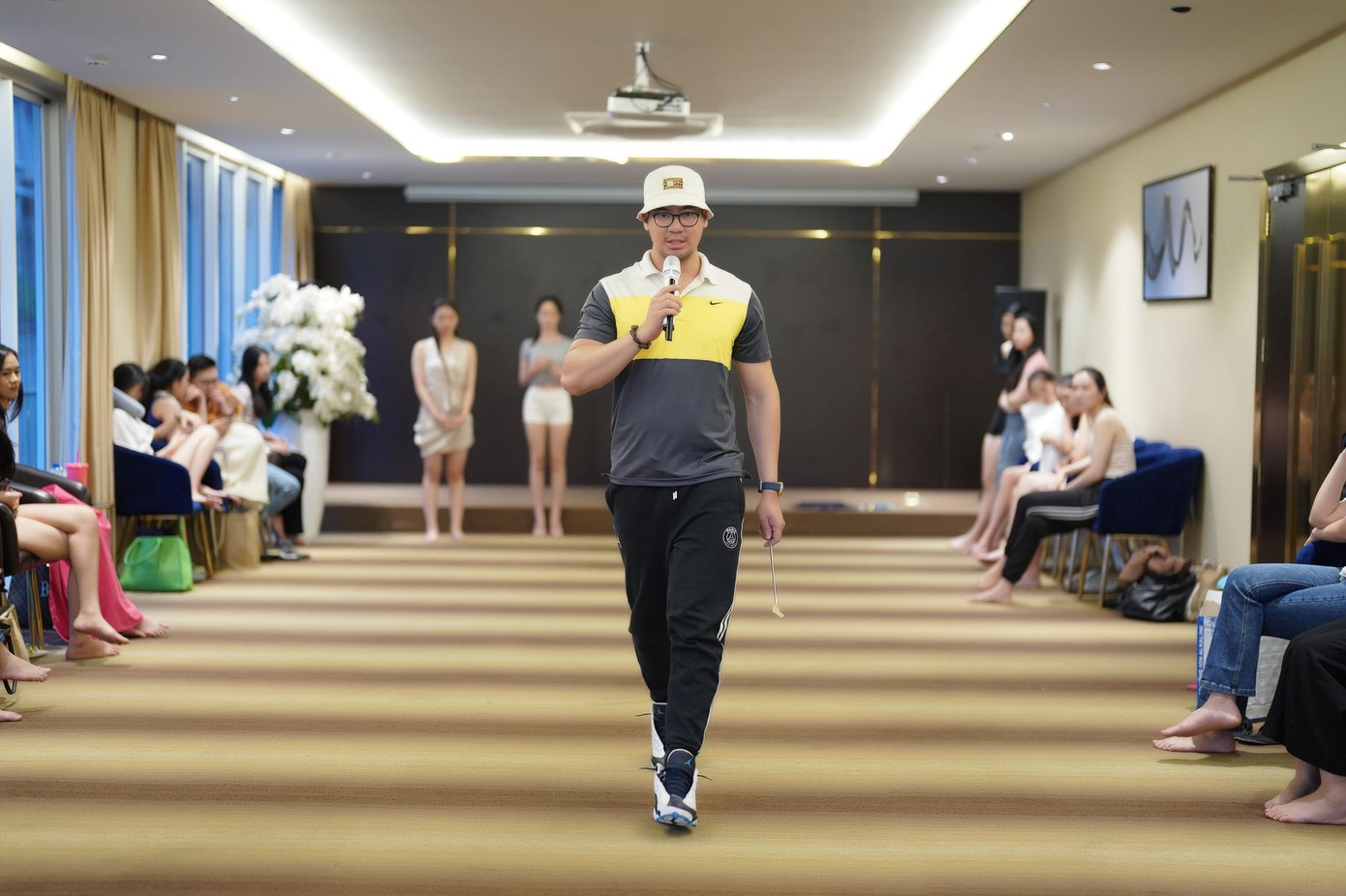 Trong buổi tập, huấn luyện viên Kelvin Cao hướng dẫn thí sinh những bài tập giải phóng hình thể, cảm thụ nhạc và tập trung thu hút ánh nhìn của khán giả. &quot;Tôi muốn thí sinh phải hiểu bản thân nhất có thể, từ đó mới trình diễn tốt&quot;, anh nói.