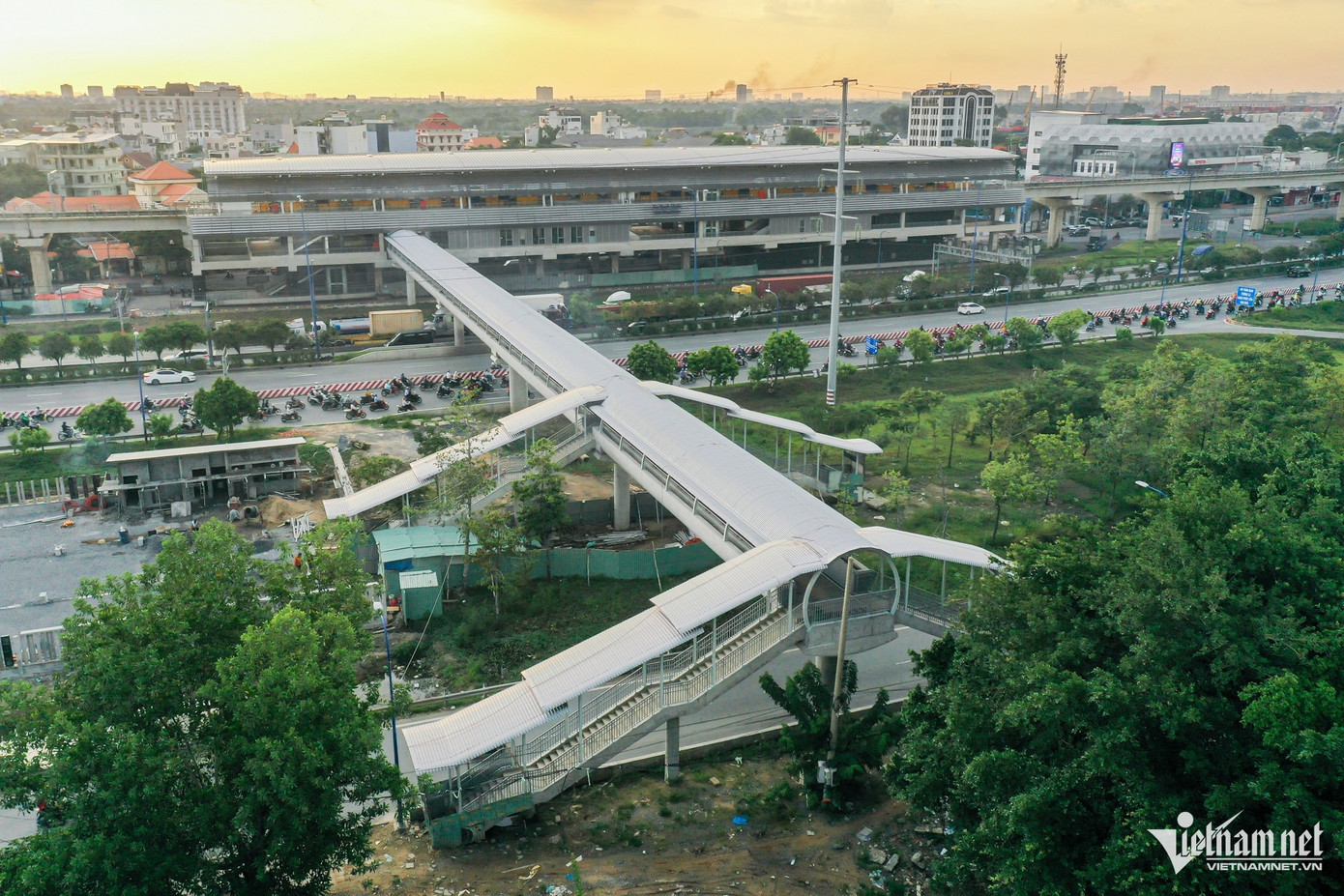 9 cầu đi bộ dọc trục đường Xa lộ Hà Nội - Võ Nguyên Giáp giúp hành khách dễ tiếp cận metro số 1. Ảnh: Nguyễn Huế 9 cầu đi bộ dọc trục đường Xa lộ Hà Nội - Võ Nguyên Giáp giúp hành khách dễ tiếp cận metro số 1. Ảnh: Nguyễn Huế