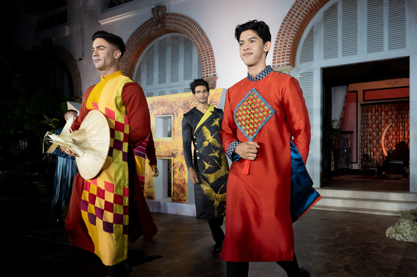 Nam vương thế giới diễn áo dài in họa tiết truyền thống Việt Nam. Nam vương thế giới diễn áo dài in họa tiết truyền thống Việt Nam.