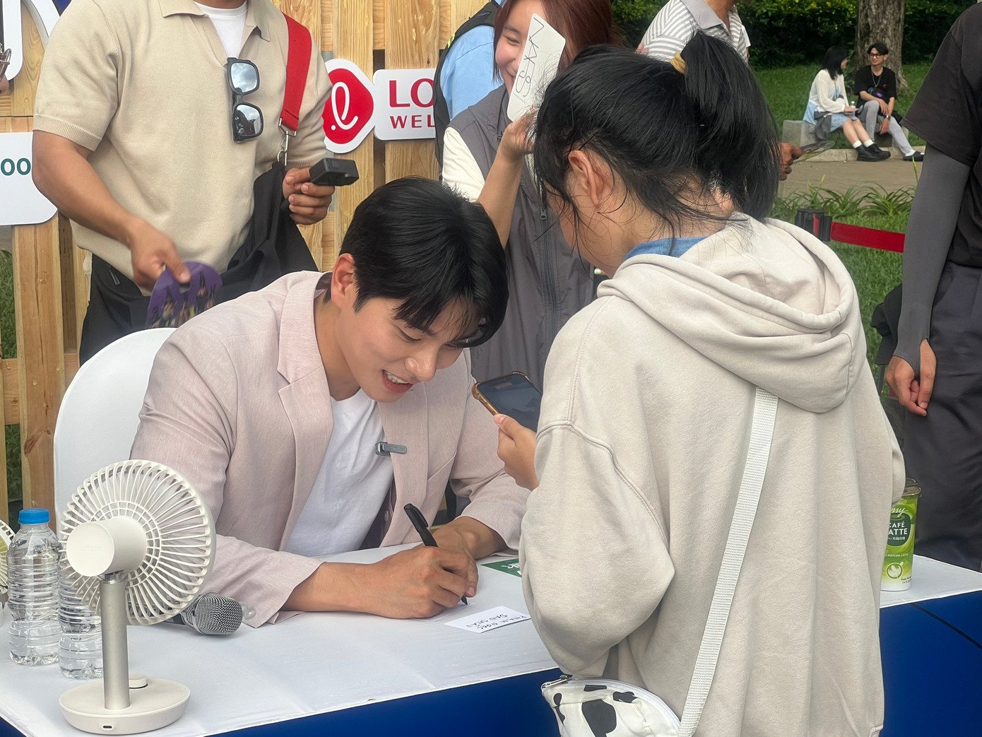 Tài tử Bỗng dưng trúng số giao lưu và ký tặng người hâm mộ Việt. Ảnh: Trạch Dương. Tài tử Bỗng dưng trúng số giao lưu và ký tặng người hâm mộ Việt. Ảnh: Trạch Dương.