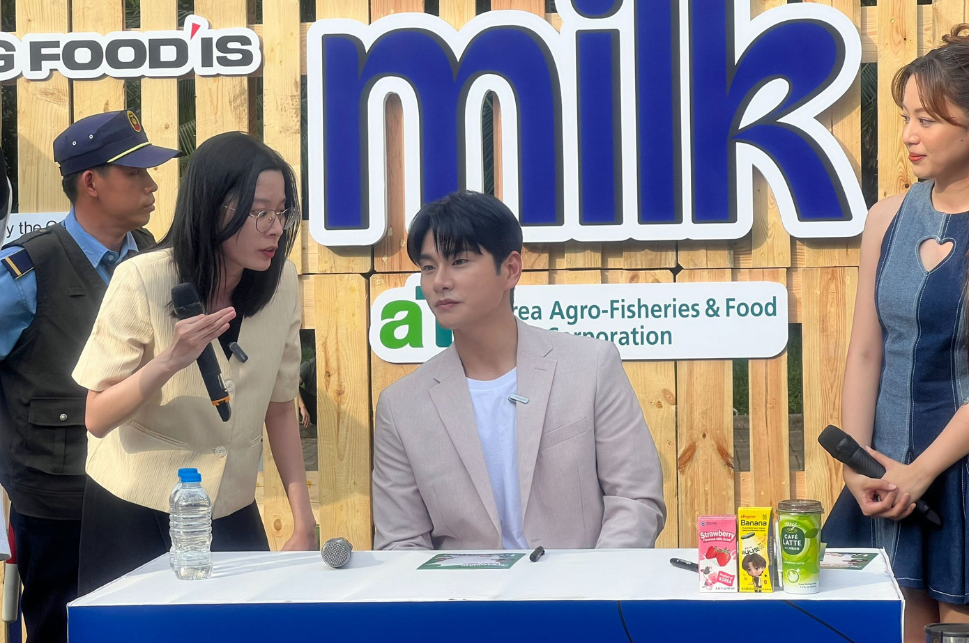 Lee Yi Kyung trong buổi giao lưu với người hâm mộ. Ảnh: Trạch Dương. Lee Yi Kyung trong buổi giao lưu với người hâm mộ. Ảnh: Trạch Dương.