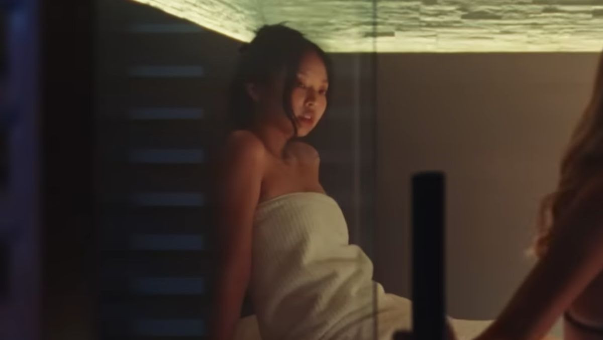 Cảnh Jennie quấn khăn tắm trong The Idol.