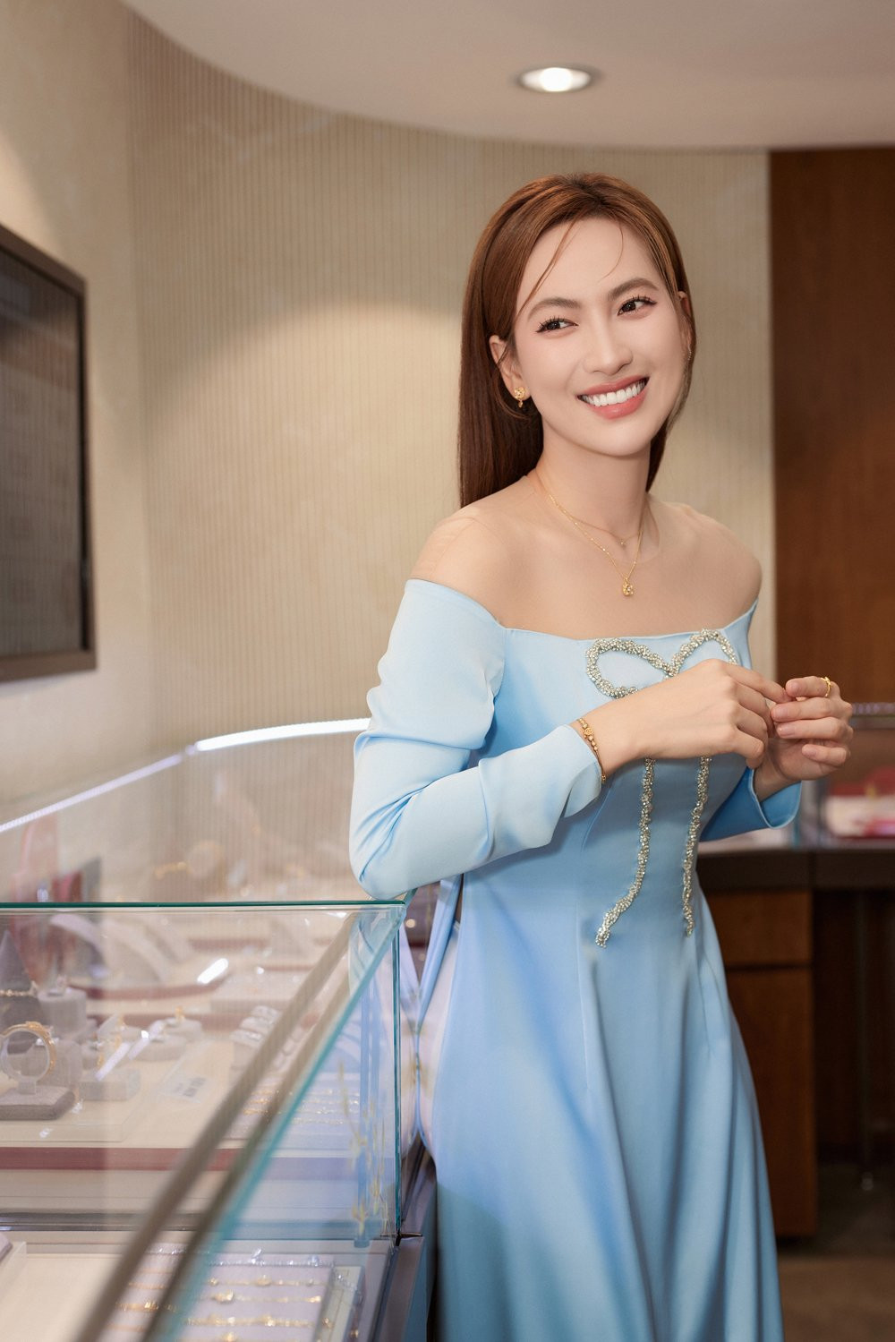 Phương Anh Đào xin vía ngày Thần Tài. Phương Anh Đào xin vía ngày Thần Tài.