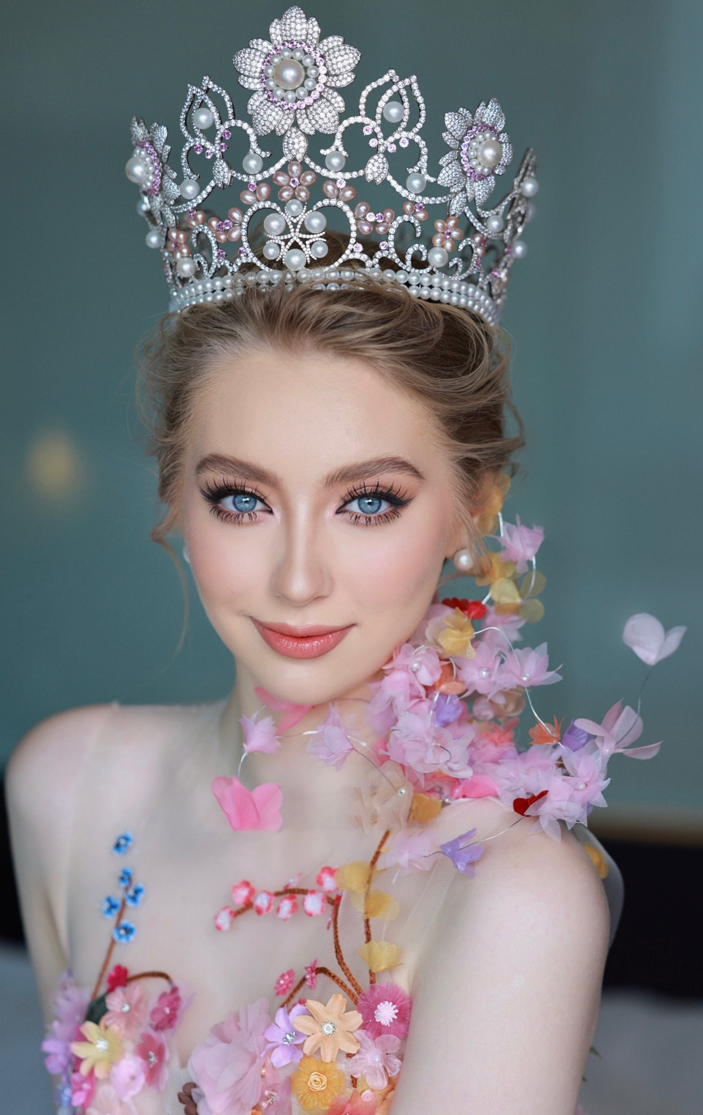 Đương kim Hoa hậu Quốc tế Jasmin Selberg sang Việt Nam trao sash Miss International Vietnam 2023 cho Phương Nhi. Trong lần đến Việt Nam, hoa hậu người Đức trang điểm với phong cách nhẹ nhàng, thanh lịch, phù hợp với hình tượng, tiêu chí ngọt ngào của cuộc thi gốc.