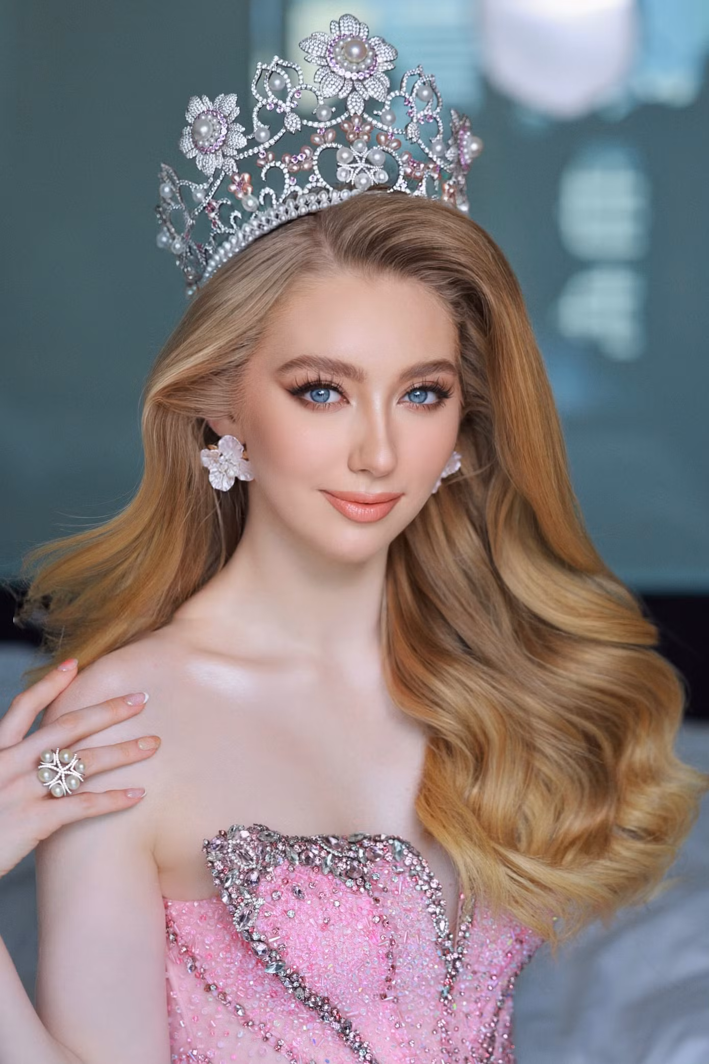 Đương kim Hoa hậu Quốc tế Jasmin Selberg sang Việt Nam trao sash Miss International Vietnam 2023 cho Phương Nhi. Trong lần đến Việt Nam, hoa hậu người Đức trang điểm với phong cách nhẹ nhàng, thanh lịch, phù hợp với hình tượng, tiêu chí ngọt ngào của cuộc thi gốc.