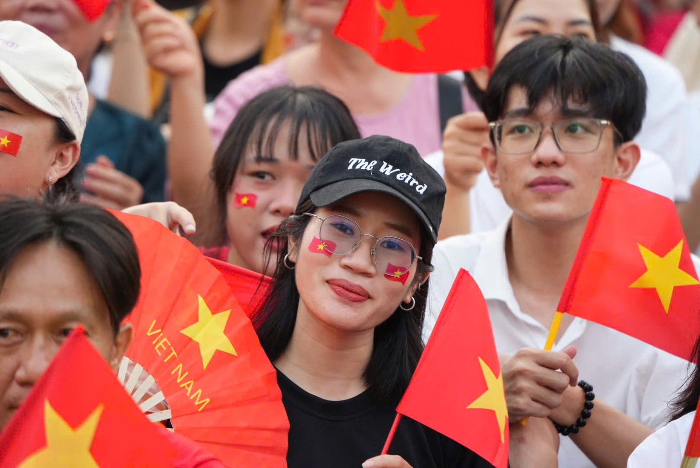 Lễ kỷ niệm 50 năm Ngày Giải phóng miền Nam, thống nhất đất nước để lại ký ức ấn tượng cho người dân. Giới trẻ thể hiện niềm yêu nước, tự hào dân tộc khi hòa vào dòng người hô vang &quot;Tôi yêu Việt Nam&quot;, cùng hòa giọng ca khúc Như có Bác trong ngày đại thắng.