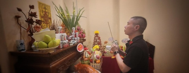 Nghệ sĩ Công Lý dâng hương cho Tổ nghề tại nhà. Bàn thờ được anh trưng bày cầu kỳ.