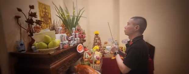Nghệ sĩ Công Lý dâng hương cho Tổ nghề tại nhà. Bàn thờ được anh trưng bày cầu kỳ.