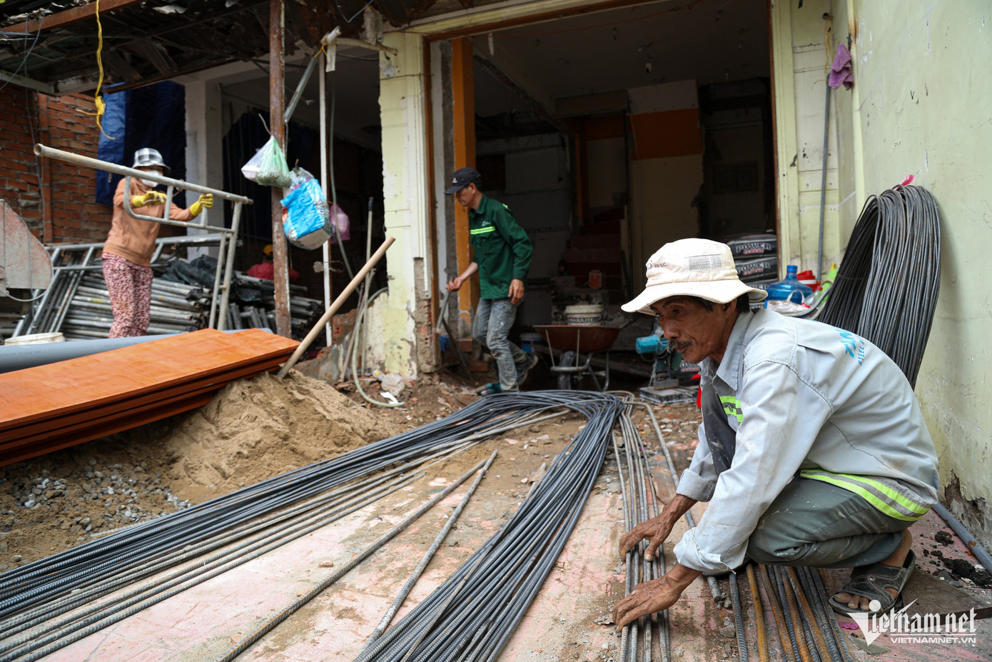 Gần đó, một số nhà cao tầng khi lùi sâu vào trong phải tiến hành sửa chữa lại phần móng của tầng trệt.